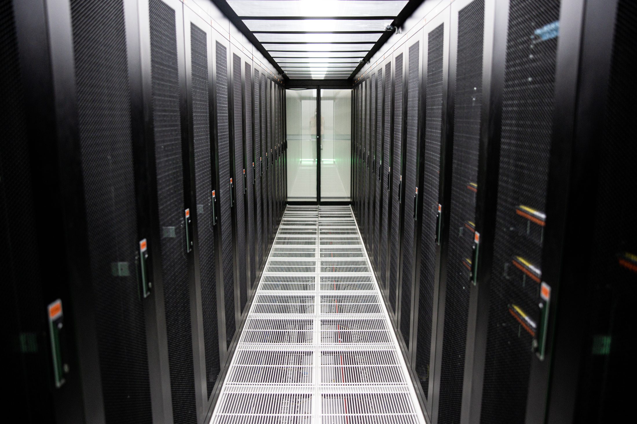 Symmetrical cold-aisle corridor with perforated floor tiles